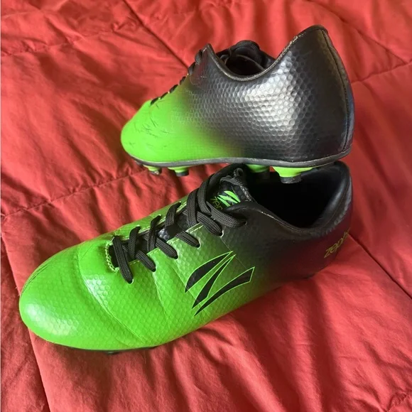 Big Kids’ Wide Traxx Soccer Cleats - Youth Size 6EE - Picture 5 of 11